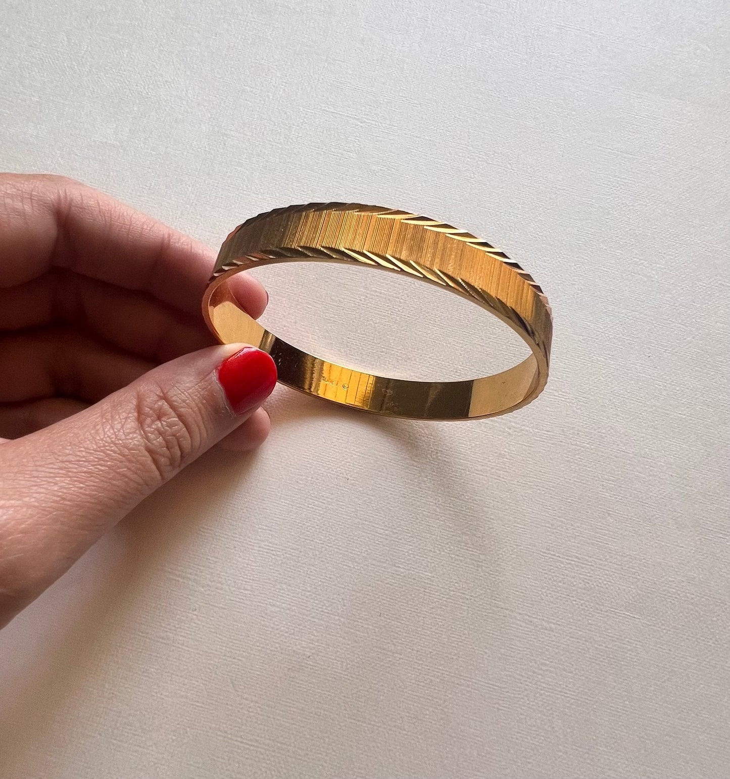 Pulseira Vintage Monet Dourada – Textura e Bordas Gravadas