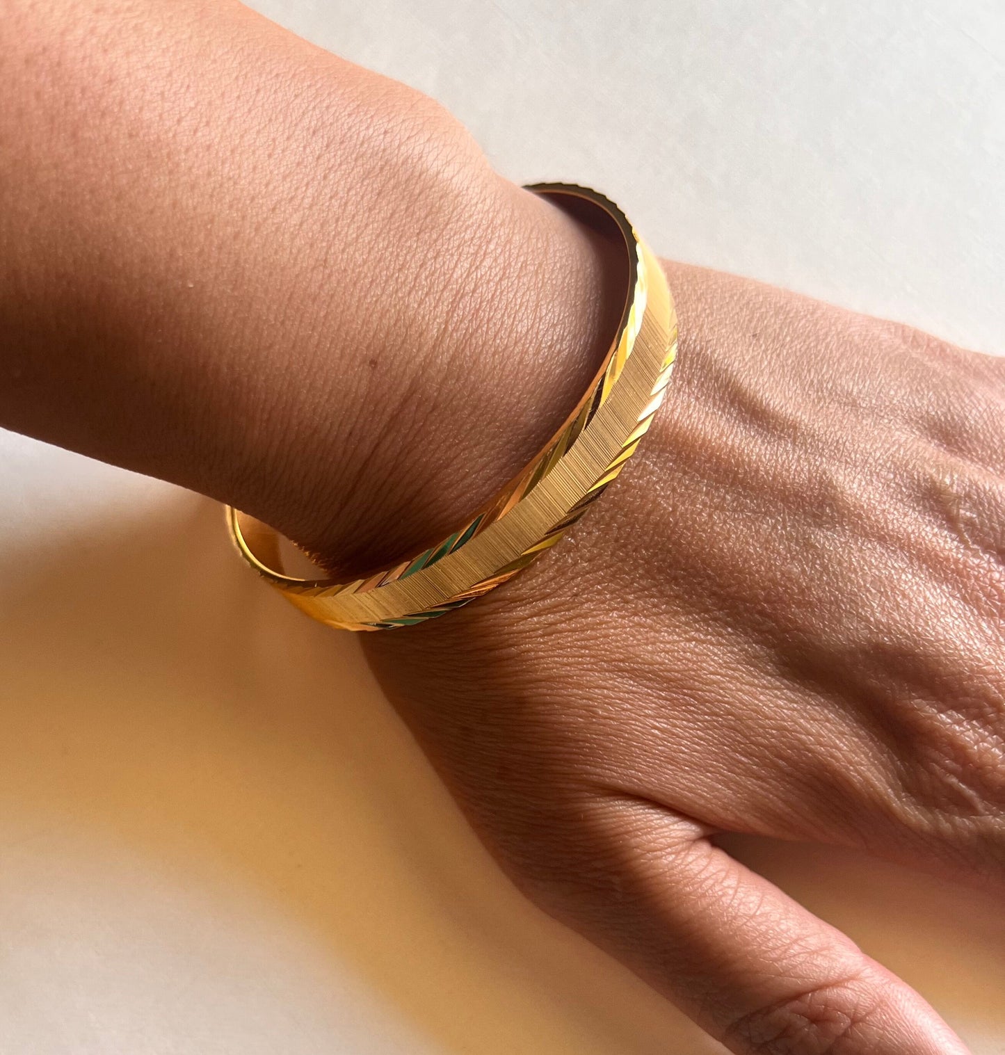 Pulseira Vintage Monet Dourada – Textura e Bordas Gravadas