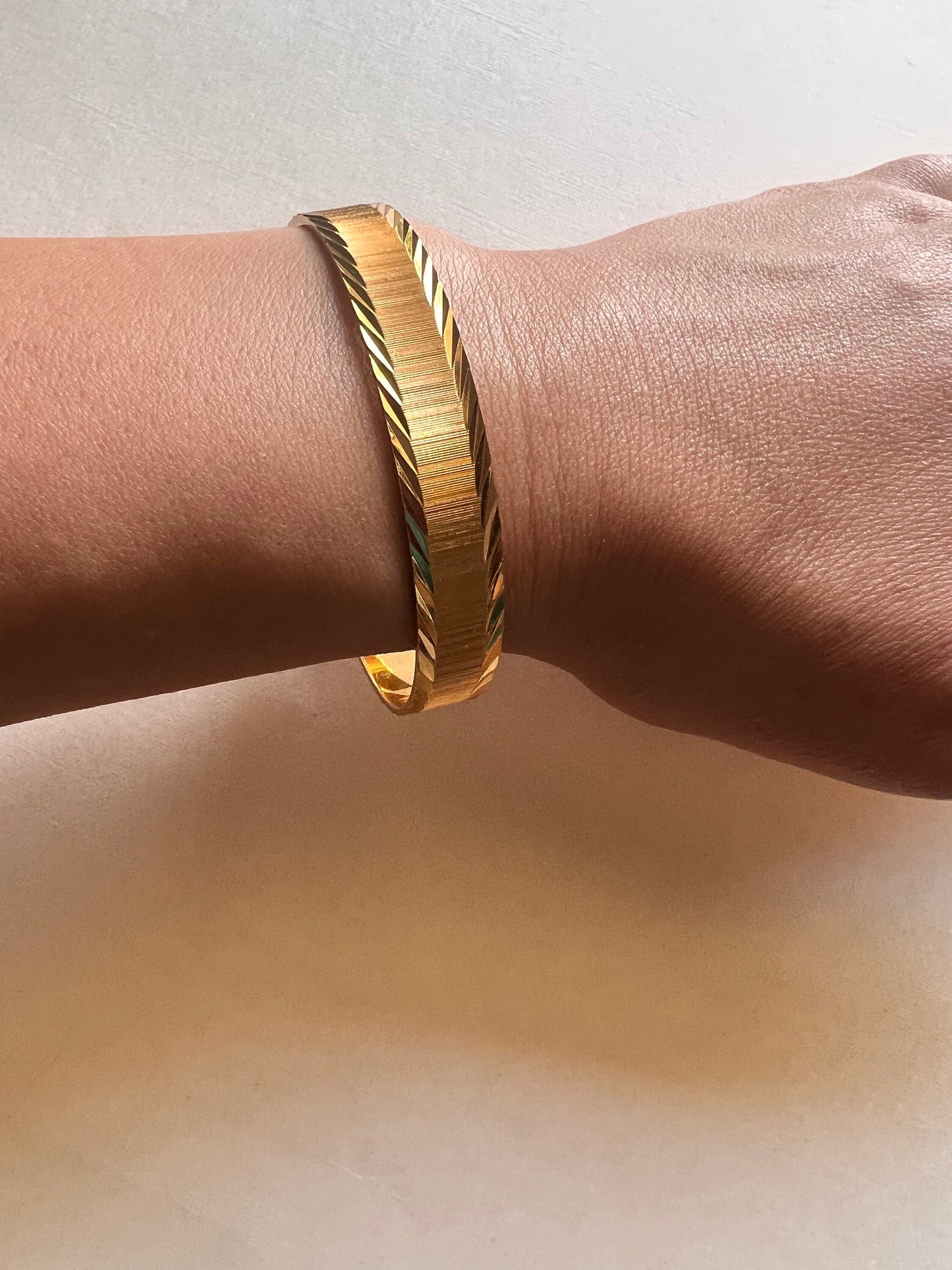Pulseira Vintage Monet Dourada – Textura e Bordas Gravadas