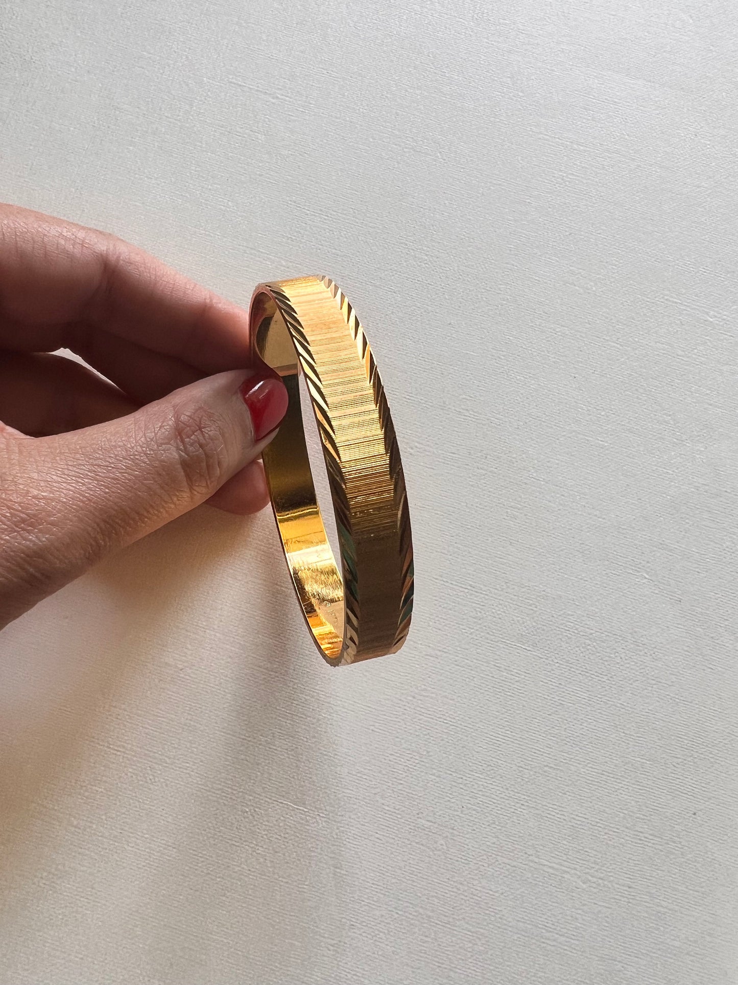 Pulseira Vintage Monet Dourada – Textura e Bordas Gravadas