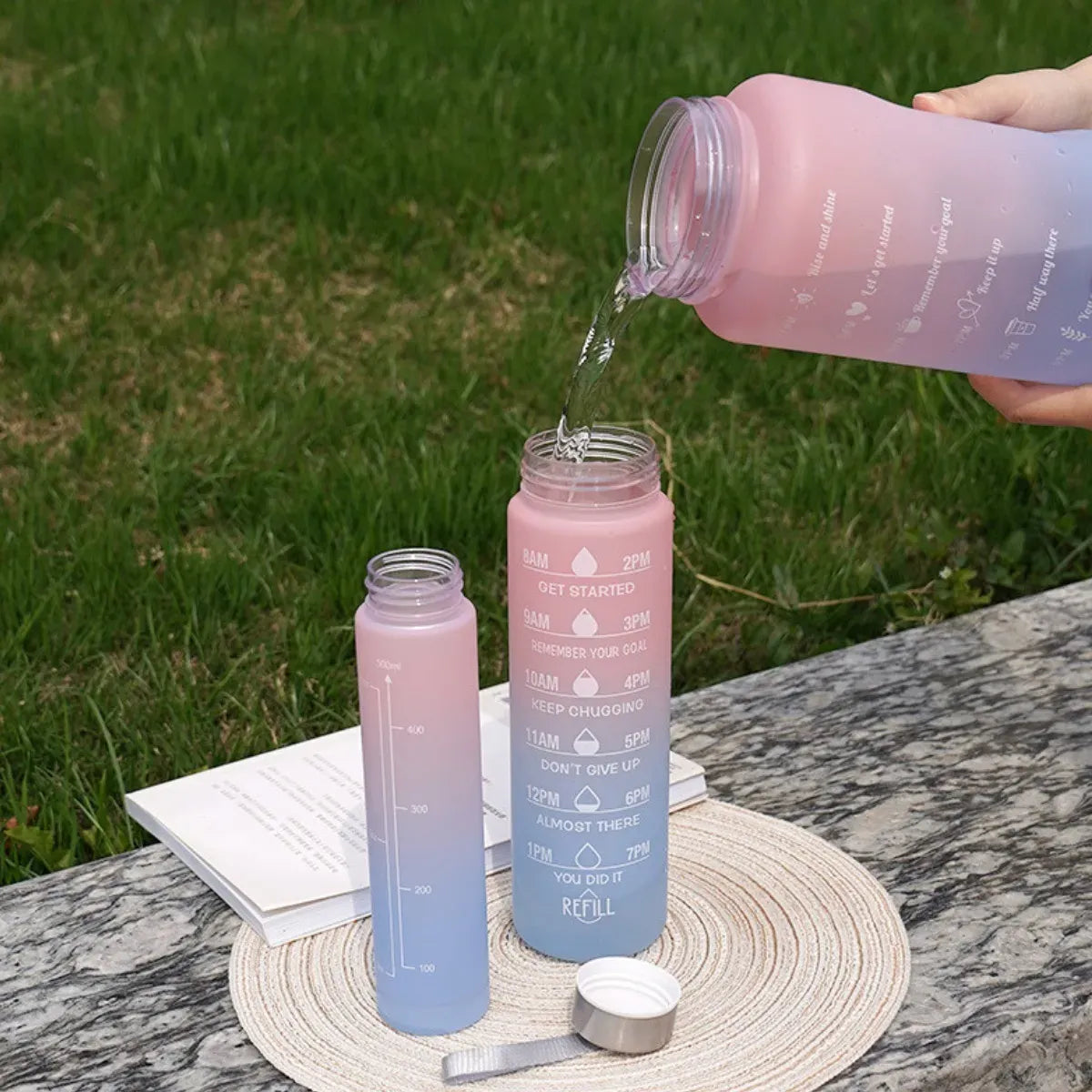 Kit 2 Garrafas Motivacionais 2L e 900ml com Adesivos 3D – Azul e Rosa